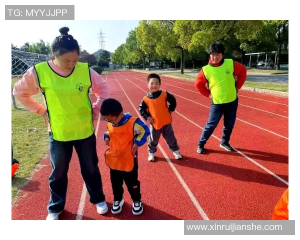 足球明星与孩子们的温馨瞬间合集展现亲子时光的幸福与乐趣 足球明星与孩子们的温馨瞬间合集展现亲子时光的幸福与乐趣