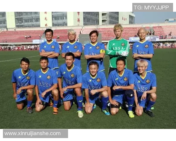 手绘T恤展现足球明星魅力与女孩青春活力的完美结合